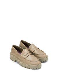 Beige Leder-Loafers mit einem erhöhten Stichmuster und einer Gummisohle. Verfügt über ein breites Band über dem Spann und ein violettes Innenfutter.