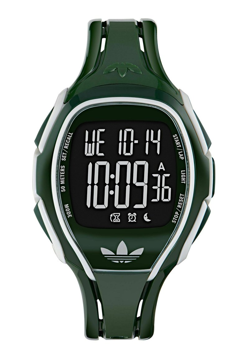 Reloj deportivo digital con correa de plástico verde oscuro, pantalla LCD rectangular negra, detalles blancos y hardware plateado. Resistente al agua hasta 50 metros.