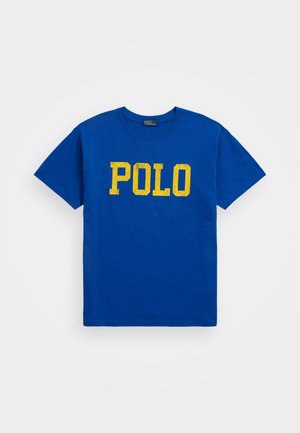 T-shirt bleu à manches courtes avec col rond et texte jaune vif « POLO » imprimé au centre devant.