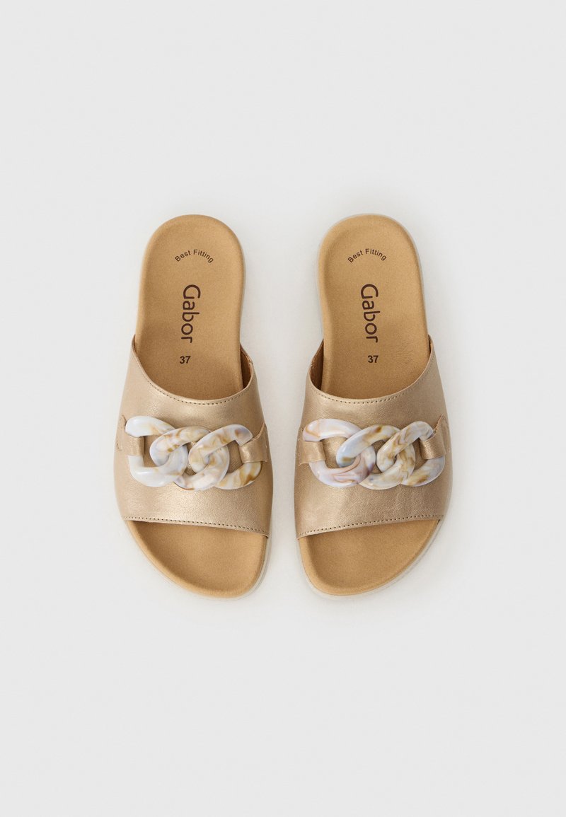 Beige slider sandalen met grote gemarmerde kettinglinks op de banden, gevoerde voetbedden en maat 37 markeringen aan de binnenkant.