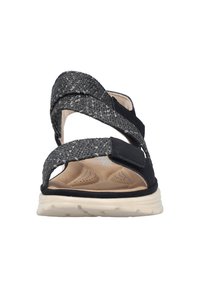 Svarta och grå sandaler med flätade remmar, justerbara kardborrefästen och en vadderad beige fotbädd. Lättviktsvit sula med strukturerat mönster.