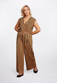 Gestreepte jumpsuit met een wikkelontwerp, in groene, oranje en gele tinten. Korte mouwen, wijde pijpen en een gestrikt taille-detail.