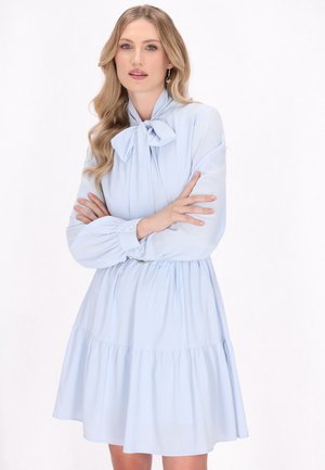 Helles blaues Kleid mit einem Schleifenkragen, langen Ärmeln und einem geschichteten Rock. Hergestellt aus glattem Stoff mit einer lockeren Passform.