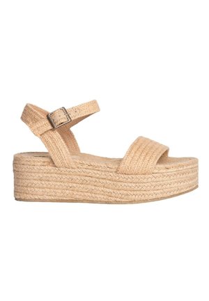 Sandalias de plataforma beige con parte superior de yute trenzado, correas anchas, hebilla ajustable en el tobillo y suela texturada para agarre y soporte.