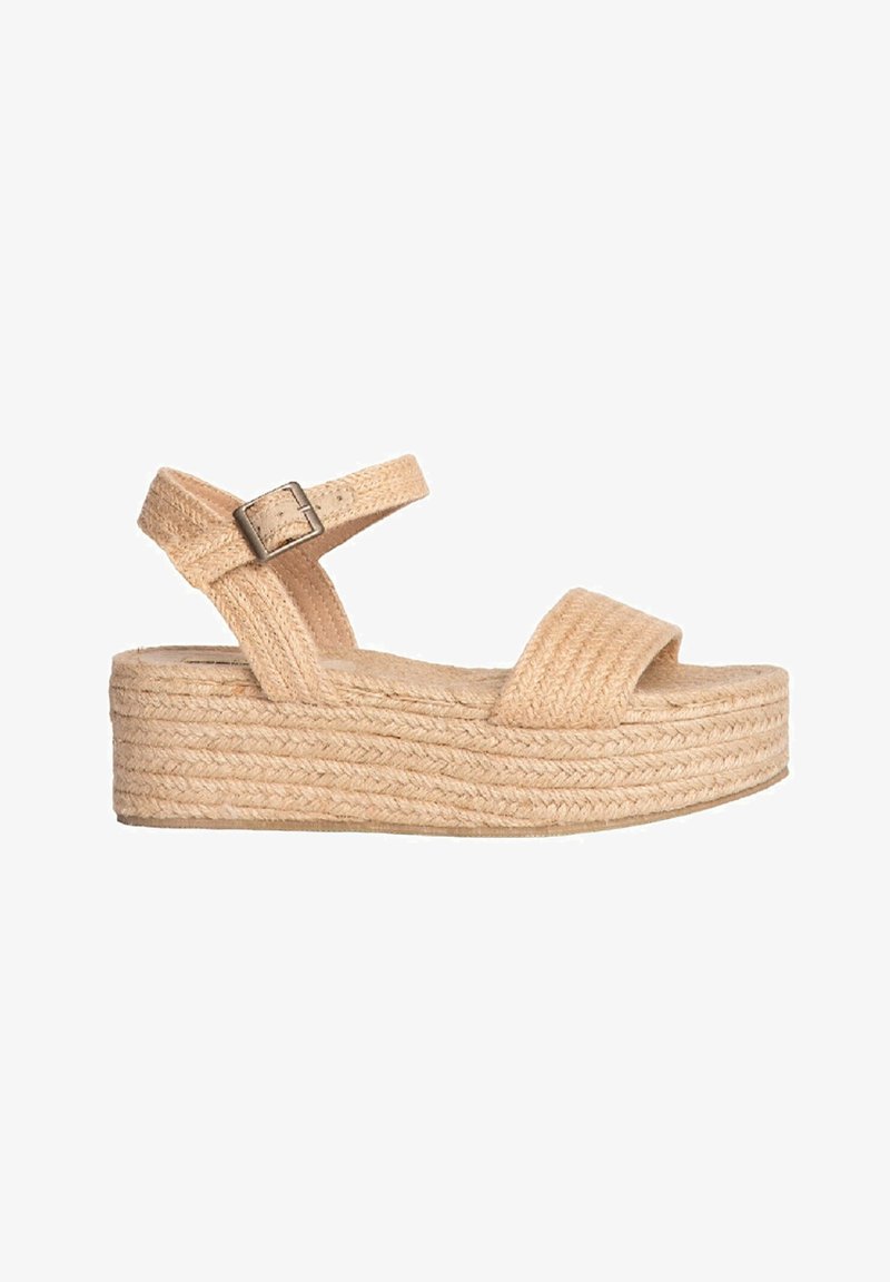 Sandalias de plataforma beige con parte superior de yute trenzado, correas anchas, hebilla ajustable en el tobillo y suela texturada para agarre y soporte.