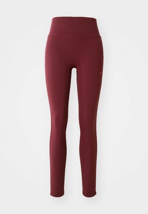 Burgundi kõrge vöökohaga Nike retuusid, kitsas lõike ning väikese punase Nike swoosh logoga ülemisel reiel.