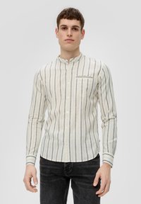 Langärmeliges Hemd mit Stehkragen, crèmefarbener Stoff mit blauen vertikalen Streifen und einer Brusttasche. Glatte Textur und Knopfverschluss.