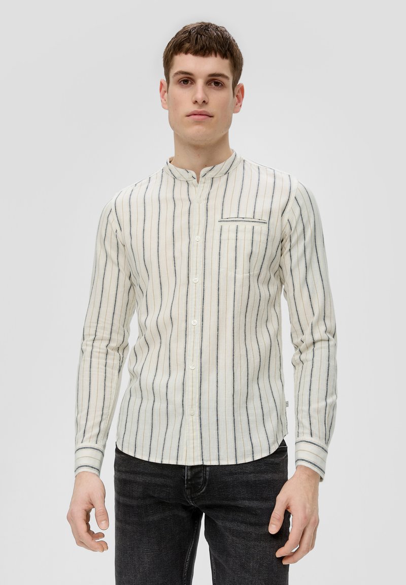 Langärmeliges Hemd mit Stehkragen, crèmefarbener Stoff mit blauen vertikalen Streifen und einer Brusttasche. Glatte Textur und Knopfverschluss.