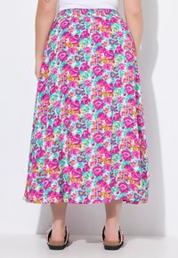 Blomstrende maxi-nederdel med et multicolor mønster af lyserøde og lilla blomster på en lys blå baggrund, der har elestisk talje og en svajende design.