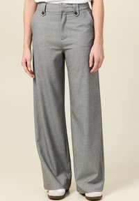 Grijze wijde broek met een textuur, dubbele knopen aan de voorkant en zijzakken. Het ontwerp is gemaakt voor een losse pasvorm.