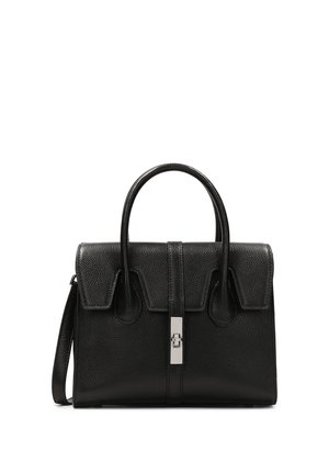 Schwarze Lederhandtasche mit zwei abgerundeten Griffen, Klappenverschluss, silberner rechteckiger Schnalle und abnehmbarem Schulterriemen.