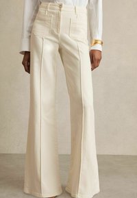Reiss SAKURA PATCH POCKET - Flared Jeans - ecru