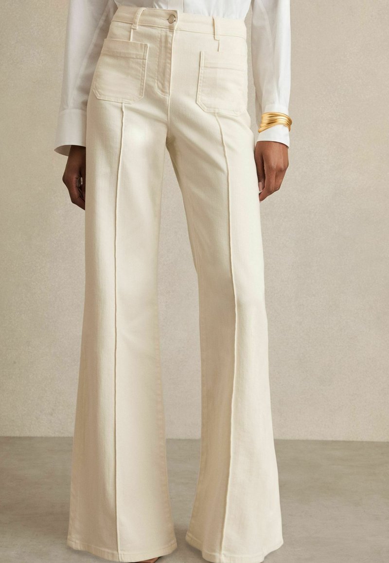 Reiss SAKURA PATCH POCKET - Flared Jeans - ecru