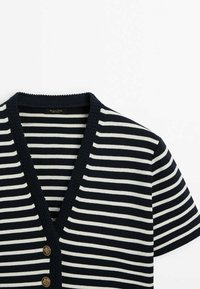 Cardigan en maille à manches courtes, rayures horizontales bleu marine et blanc, col en V et deux boutons décoratifs dorés.