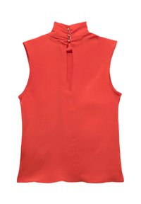 Ærmeløs rød bluse med høj krave, nøglehulåbning foran og knapdetaljer bagpå. Glat stof, minimalistisk design.
