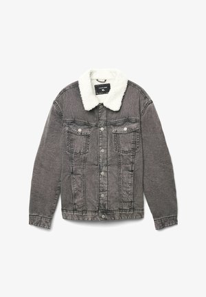 Giacca in denim grigia con colletto in pile bianco, chiusura con bottoni e due tasche a soffietto sul petto, adagiata su uno sfondo bianco.