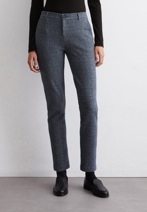 Pantalons en tissu gris foncé à motif chevron, ajustés sur mesure. Coupe slim, avec une taille plate, fermeture par bouton et poches latérales discrètes.