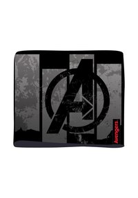 Couverture noire avec un grand logo Avengers usé au centre, accompagnée de rayures verticales gris foncé sur une surface texturée. Étiquette rouge "Avengers" visible.