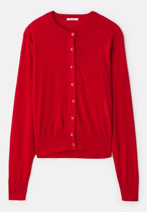 Cárdigan rojo con mangas largas, escote redondo y ocho botones a juego. Tejido suave con puños y dobladillo acanalados. Diseño ligero.