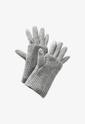 Een paar grijze gebreide handschoenen met geribbelde manchetten, met volledige vingers en duimen, plat gelegd tegen een witte achtergrond.