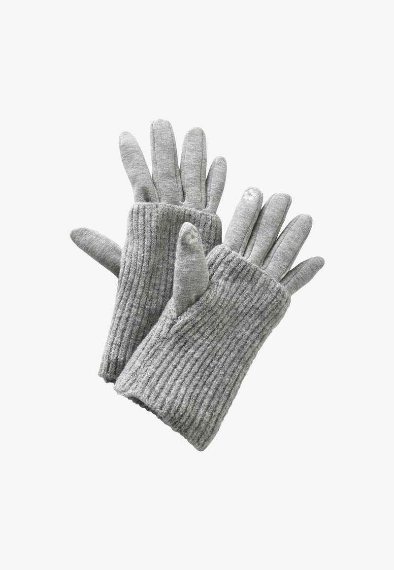 Coppia di guanti grigi a maglia con polsini a coste, con le dita e i pollici completi, distesi su uno sfondo bianco.
