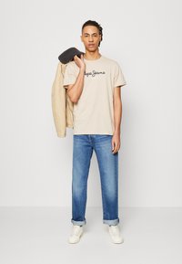 Pepe Jeans EGGO - Nyomott mintás póló - malt