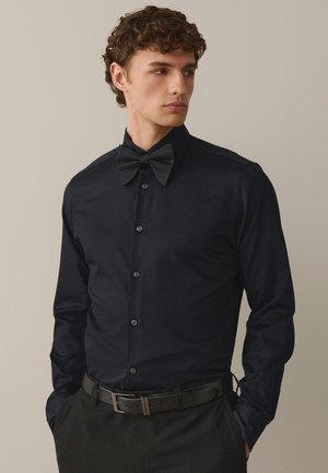 Next, SLIM FIT - OCCASION SHIRT AND BOW TIE PACK SET - Hemd - black sateen black
