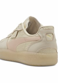 Barna sportcipő, textúrált krém felsőrészel, rózsaszín díszítéssel és áttetsző felületű gumitalppal. PUMA logó a sarokon.