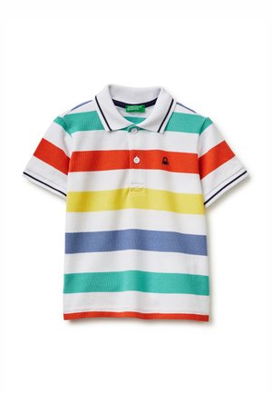 Koszulka polo z krótkim rękawem w szerokie poziome pasy w kolorach zielonym, czerwonym, żółtym, niebieskim i białym, z białym kołnierzykiem i dwoma guzikami z przodu.