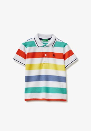 Polo a maniche corte con ampie strisce orizzontali in verde, rosso, giallo, blu e bianco, con colletto bianco e due bottoni frontali.