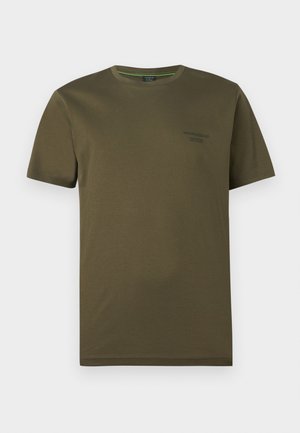 T-shirt vert olive à manches courtes et col rond avec un logo "Porsche BOSS" noir subtil sur le côté gauche de la poitrine.