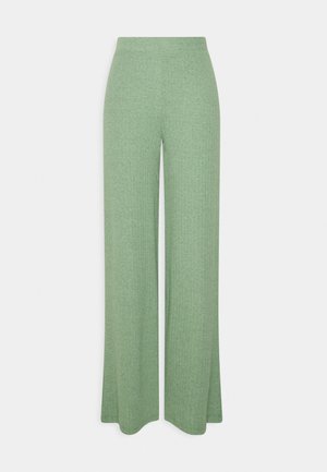 Pantalones anchos de punto de color verde claro con textura acanalada y cintura alta, exhibidos sobre un fondo blanco liso.