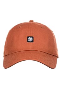 Gorra de béisbol de color óxido con pico curvado, hecha de tela texturizada. Presenta un pequeño logotipo en blanco y negro centrado en la parte frontal.