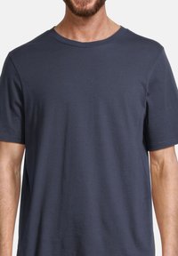 Marinblå bomulls t-shirt med rund halsringning, korta ärmar och en slät textur. Inga synliga mönster eller detaljer.
