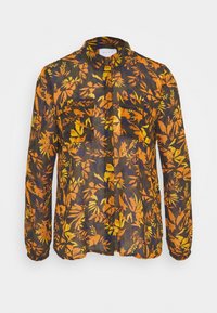 Blusa negra transparente con un estampado floral en naranja y amarillo, que presenta un cierre frontal con botones y mangas largas, tela texturizada con bolsillos.