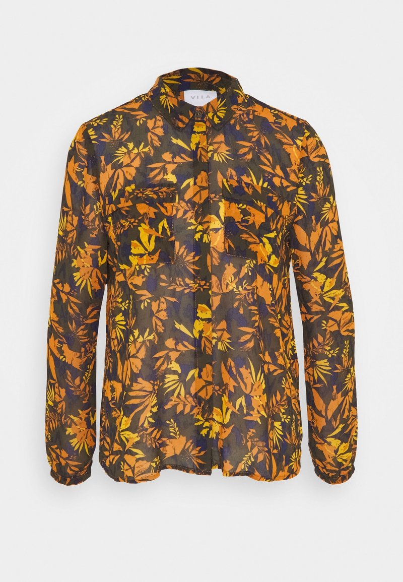 Blusa negra transparente con un estampado floral en naranja y amarillo, que presenta un cierre frontal con botones y mangas largas, tela texturizada con bolsillos.
