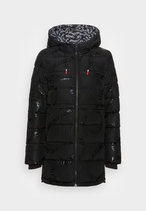 Schwarze Puffjacke mit glänzendem "LOVE"-Muster, Kapuze, Reißverschluss vorne und roten Kordelzügen. Strukturierter Abschluss, steppierte Abschnitte zur Isolierung.