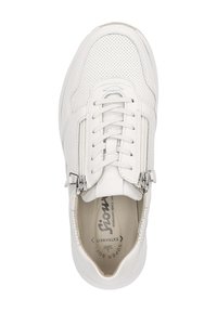 Weiße Leder-Sneaker mit perforiertem Design, ausgestattet mit einem Reißverschluss und Schnürung. Glatte Textur und runde Zehenform.