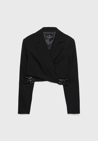 Blazer noir court avec manches longues, larges revers et deux sangles à boucle argentée à la taille, posé à plat sur un fond gris.
