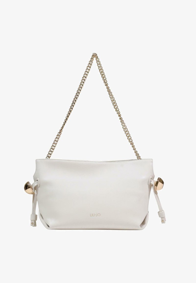 Bolso de mano de cuero blanco con una correa de cadena dorada, con dos detalles laterales y un logo grabado en el frente. Textura suave y diseño minimalista.