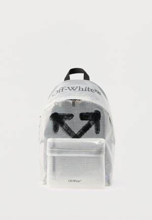 Transparenter weißer Rucksack mit schwarzen Off-White-Logos, darunter gekreuzte Pfeile auf der Vorderseite sowie Off-White-Schriftzug oben und an der Tasche.