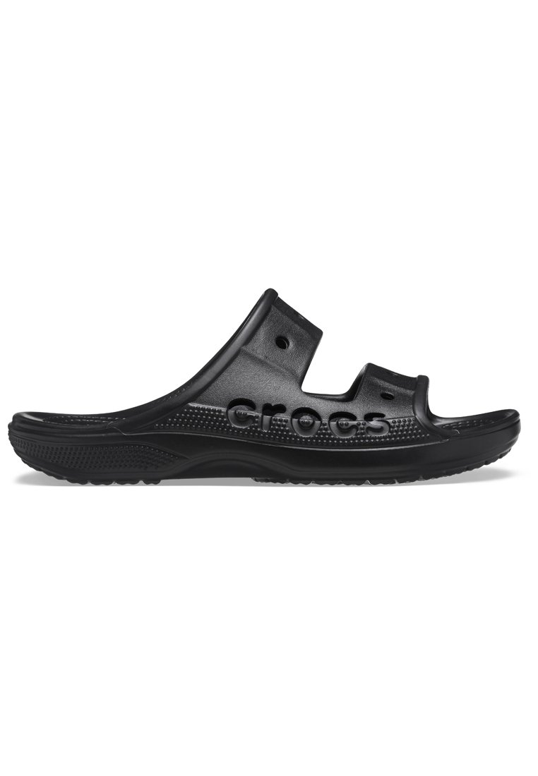 Chancla negra de goma, con dos correas superiores y perforaciones para la transpirabilidad. Logo de "Crocs" impreso en el lado. Suela texturizada.