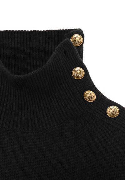 Schwarzer Strickpullover mit einem hohen, gerippten Kragen, der mit vier goldenen Knöpfen an einer Schulter verziert ist und einen strukturierten Stoff zeigt.