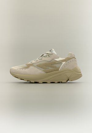 Svijetlo bež tenisica od brušene kože i mrežastih materijala, s višeslojnim dizajnom, teksturiranim potplatom i logotipom na jeziku i peti.