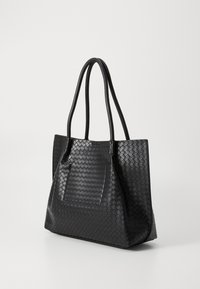 Borsa a tracolla nera intrecciata con due manici lunghi, forma quadrata, corpo testurizzato e tasca frontale. Materiale liscio e resistente con una finitura elegante.
