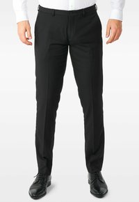 Pantalones de vestir negros con un corte ajustado, que cuentan con un cierre de botón en la parte frontal, bolsillos laterales y una tela suave y ligera.