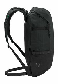 Mochila negra hecha de materiales reciclados, con una textura suave, forma aerodinámica, múltiples correas y un bolsillo frontal con cremallera.