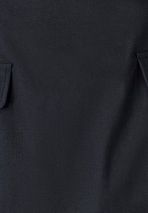 Schwarzer Stoff mit glatter Textur, ausgestattet mit zwei seitlichen Taschen und einem einfachen, minimalistischen Design ohne Muster oder zusätzliche Akzente.