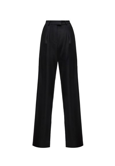 Un pantalon noir à jambe large présente une taille haute, un devant plissé, et une texture de tissu lisse, avec une ceinture structurée et sans matériel visible.