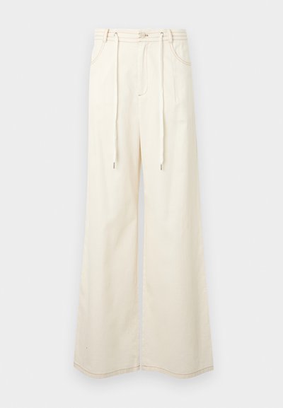 Εκρού παντελόνι ευρείας πατζόκας με ψηλή μέση, εμπρός πιέτες, πλαϊνές τσέπες, θηλιές για ζώνη, κούμπωμα με κουμπί και μακριές κορδονόσχοινες στη μέση.